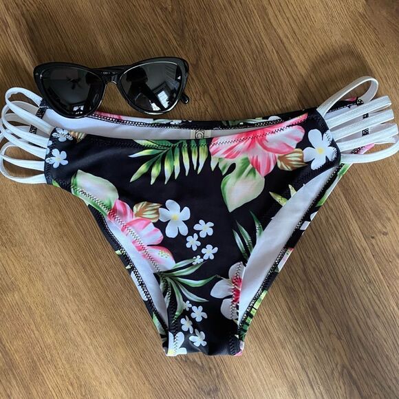 Cupshe Strappy Bikini Bottom - Tropical Floral | Size M | EUC - Picture 1 of 4
